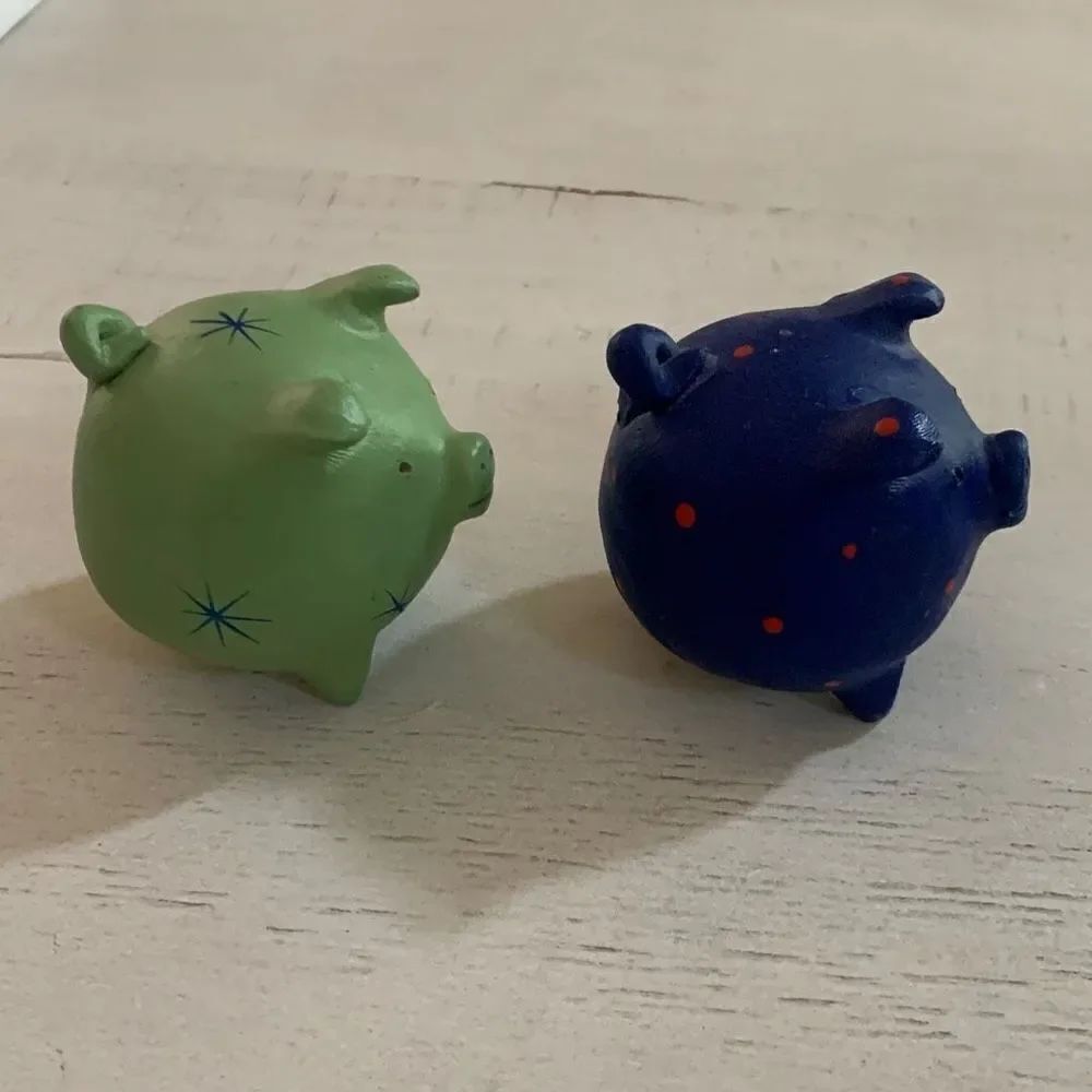 2 Ceramic Pigs - Picture 2 of 5
